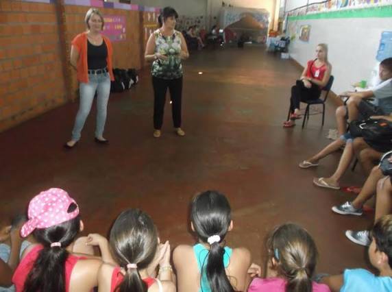 Crianças e jovens de projetos sociais recebem material escolar - foto 4