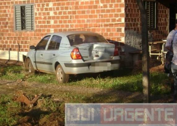 Motorista perde o controle passa cerca e colide com carro em uma residência - foto 2
