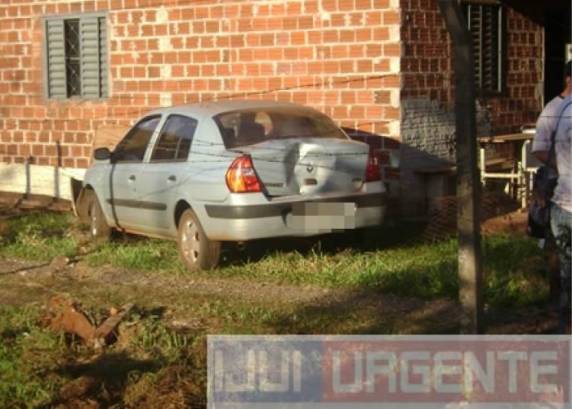 Motorista perde o controle passa cerca e colide com carro em uma residência - foto 3