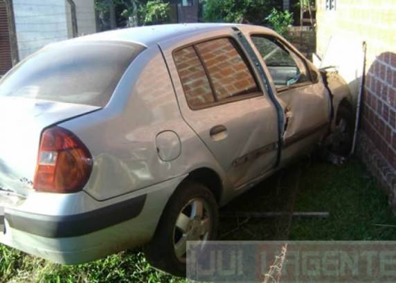 Motorista perde o controle passa cerca e colide com carro em uma residência - foto 5