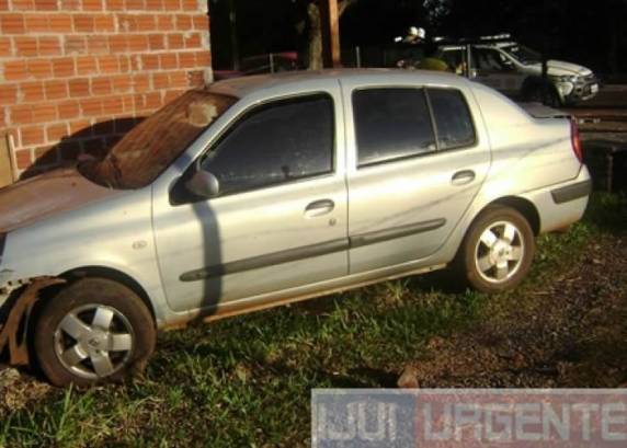 Motorista perde o controle passa cerca e colide com carro em uma residência - foto 4