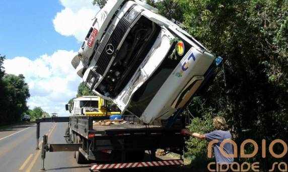 Caminhão carregado com
frutas com destino a Santo Ângelo tomba na BR 285, em Coronel Barros - foto 4