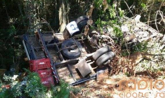 Caminhão carregado com
frutas com destino a Santo Ângelo tomba na BR 285, em Coronel Barros - foto 3