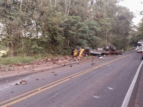 Colisão envolvendo dois caminhões na BR 287 - foto 2