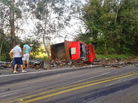 Colisão envolvendo dois caminhões na BR 287 - foto 3
