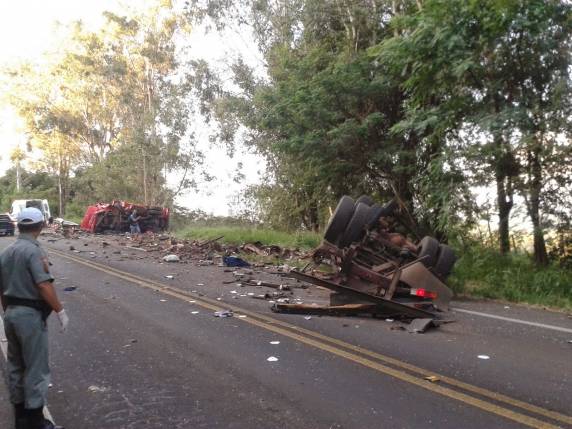 Colisão envolvendo dois caminhões na BR 287 - foto 5