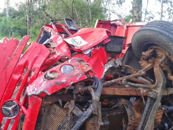 Colisão envolvendo dois caminhões na BR 287 - foto 4