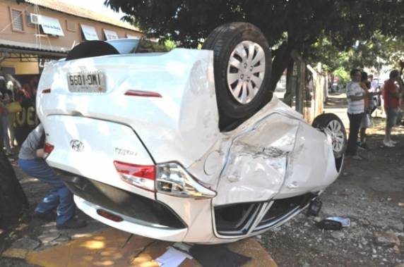Acidente grave deixa dois feridos e um veículo capotado no centro de Ijuí - foto 3