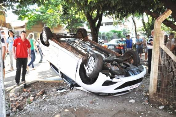 Acidente grave deixa dois feridos e um veículo capotado no centro de Ijuí - foto 2