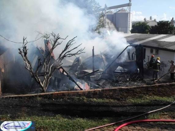 Casa é consumida pelo fogo em Panambi - foto 2