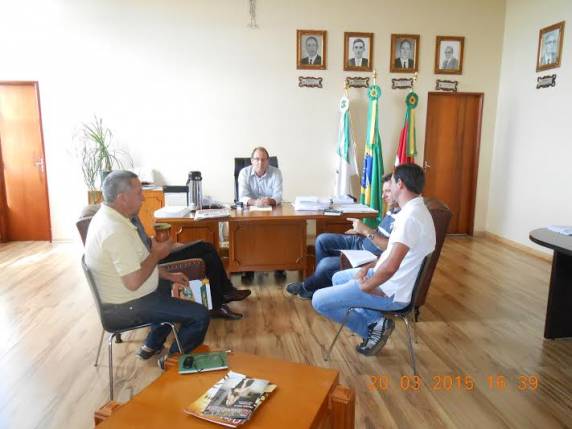 Prefeito Gilberto Marasca recebe
representantes do Programa Pro Leite Noroeste Fase 2 - foto 2
