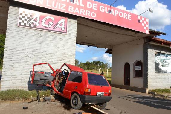Homem morre ao colidir carro no pórtico do Autódromo em Guaporé - foto 2