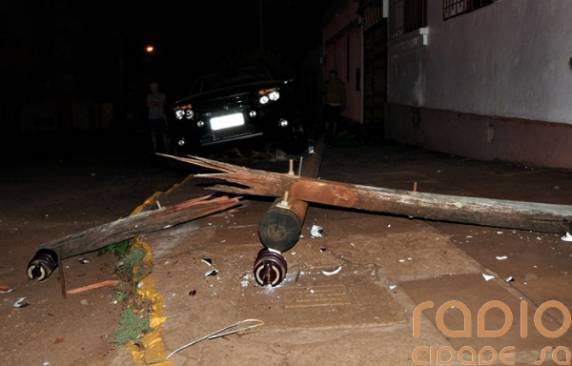 Motorista perde controle do veículo sobe
calçada e derruba poste em Santo Ângelo - foto 2