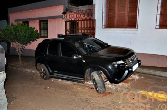 Motorista perde controle do veículo sobe
calçada e derruba poste em Santo Ângelo - foto 3