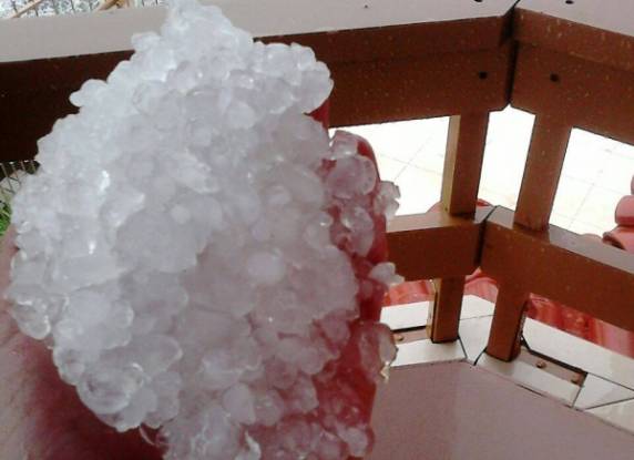 Chuva de granizo atinge Curitibanos e
danifica casas em Santa Catarina - foto 7