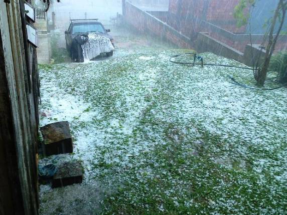 Chuva de granizo atinge Curitibanos e
danifica casas em Santa Catarina - foto 3