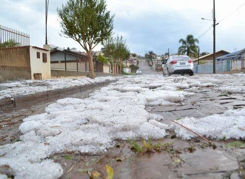Chuva de granizo atinge Curitibanos e
danifica casas em Santa Catarina - foto 5