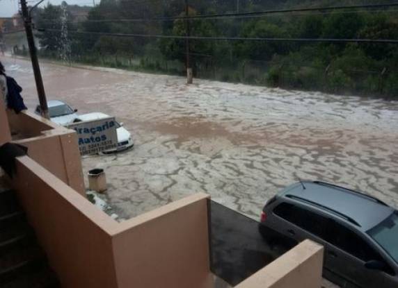 Chuva de granizo atinge Curitibanos e
danifica casas em Santa Catarina - foto 6