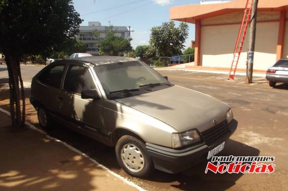 Veículo em estado de abandono chama atenção no centro de Três de Maio - foto 2