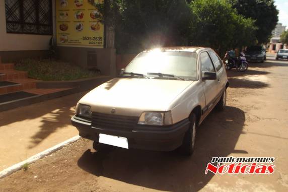 Veículo em estado de abandono chama atenção no centro de Três de Maio - foto 3
