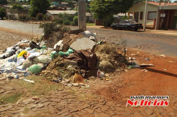 Munícipe deixa recado escrito em papelão
de um entulho em Três de Maio - foto 3
