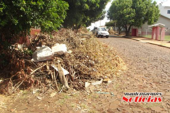 Munícipe deixa recado escrito em papelão
de um entulho em Três de Maio - foto 4