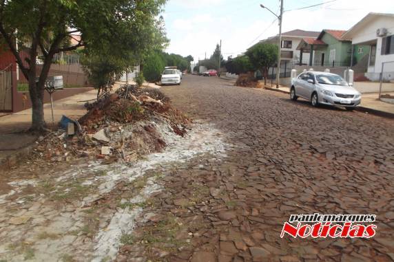 Munícipe deixa recado escrito em papelão
de um entulho em Três de Maio - foto 6