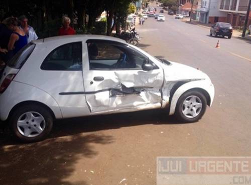 Condutora lesiona o rosto em acidente no centro de Ijuí - foto 3