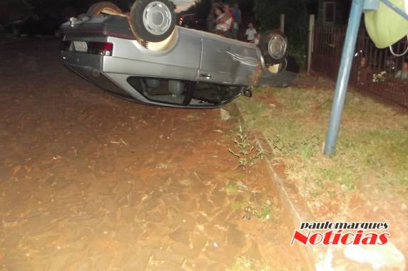 Jovem sai ileso depois de capotar veículo em Três de
Maio - foto 5