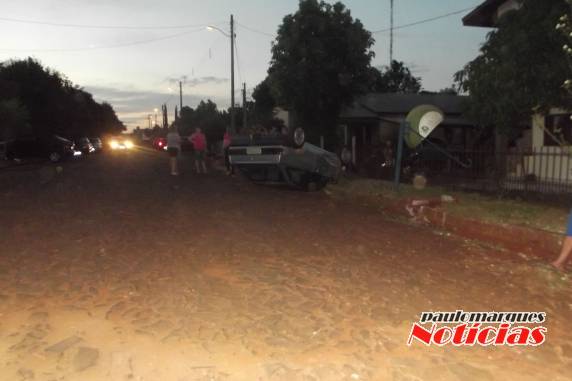 Jovem sai ileso depois de capotar veículo em Três de
Maio - foto 4