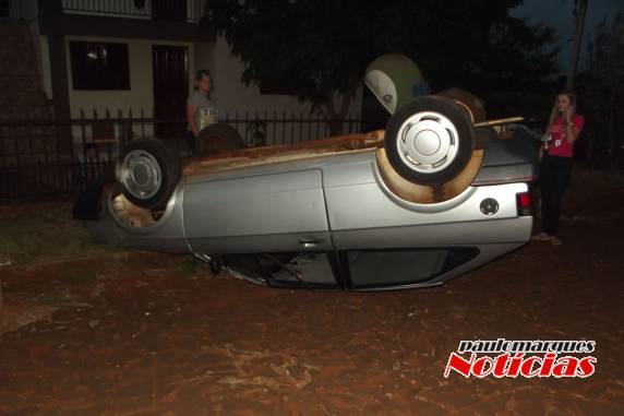 Jovem sai ileso depois de capotar veículo em Três de
Maio - foto 3