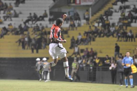 De virada e com dois gols de Clayton, Figueira bate a Chape em casa por 2 a 1