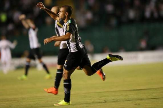 De virada e com dois gols de Clayton, Figueira bate a Chape em casa por 2 a 1