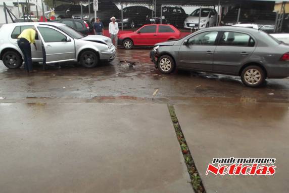 Acidente com danos materiais na rua Bertholdo Boeck em Três de Maio - foto 3