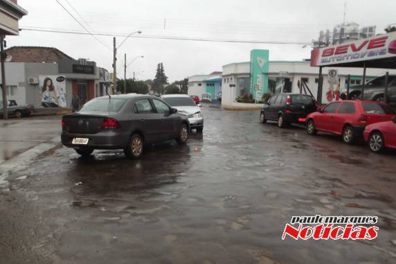 Acidente com danos materiais na rua Bertholdo Boeck em Três de Maio - foto 4
