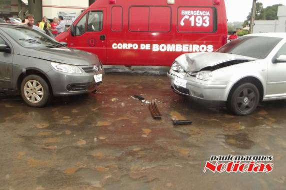 Acidente com danos materiais na rua Bertholdo Boeck em Três de Maio - foto 2