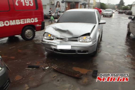 Acidente com danos materiais na rua Bertholdo Boeck em Três de Maio - foto 5