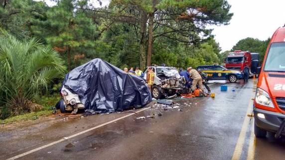 Colisão deixa cinco mortos e dois feridos na BR-153 - foto 3
