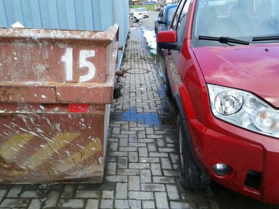 Pedestres reclamam de motoristas que estacionam veículos sobre a calçada em
Itapema - foto 2