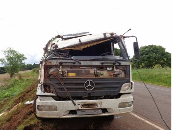 Caminhão tomba após pneu estourar em Palmeira das Missões - foto 3