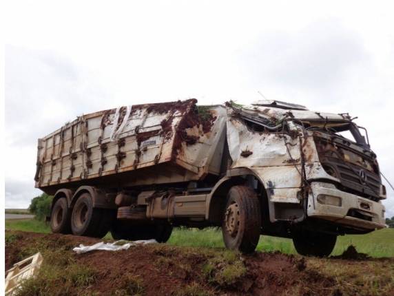 Caminhão tomba após pneu estourar em Palmeira das Missões - foto 2