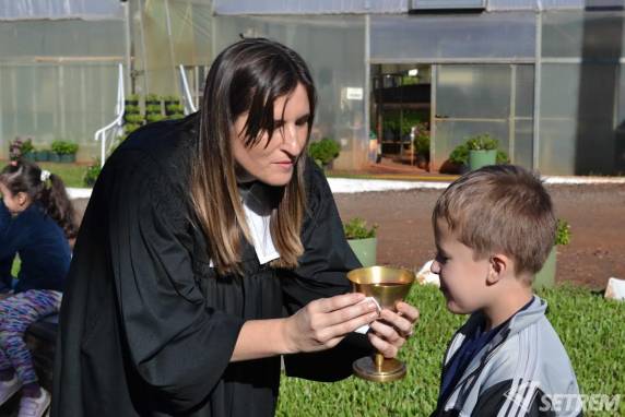 Após o 

lava pés, eles ganharam sementes de girassol, que deverá ser plantada e sua flor trazida para a sala de aula