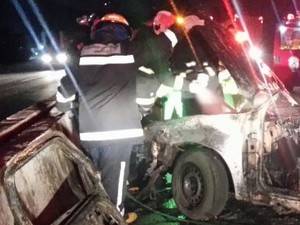 Casal morre e menina de 4 anos é resgatada de carro em chamas em SC - foto 3