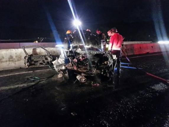Casal morre e menina de 4 anos é resgatada de carro em chamas em SC - foto 2