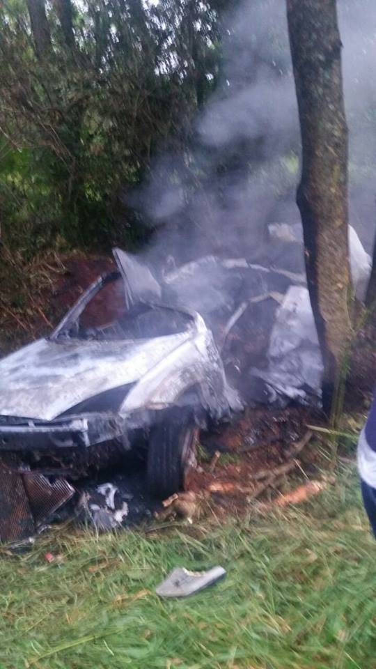 Depois de bater em árvores veículo incendeia
e quatro pessoas morrem, em Santa Rosa - foto 6