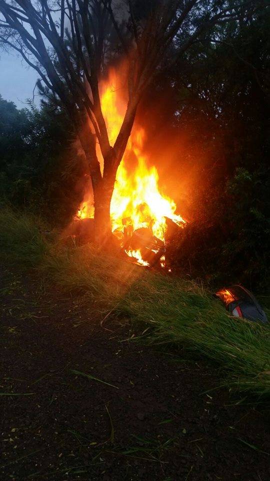Depois de bater em árvores veículo incendeia
e quatro pessoas morrem, em Santa Rosa - foto 4