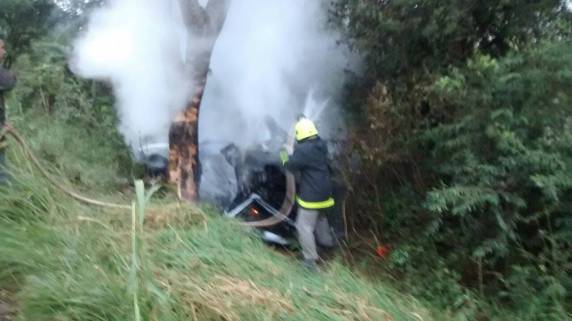 Depois de bater em árvores veículo incendeia
e quatro pessoas morrem, em Santa Rosa - foto 7