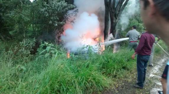 Depois de bater em árvores veículo incendeia
e quatro pessoas morrem, em Santa Rosa - foto 2