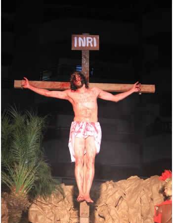 Fé e muita emoção no espetáculo da Paixão de Cristo - foto 3