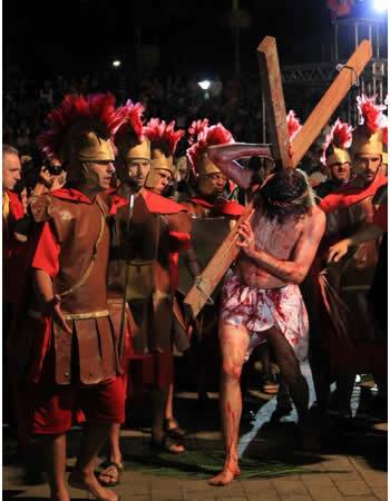 Fé e muita emoção no espetáculo da Paixão de Cristo - foto 2